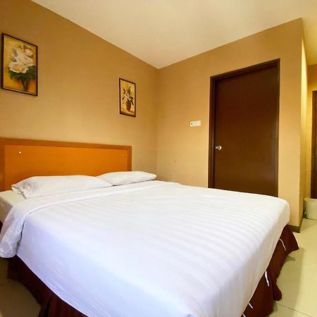 Oyo 90108 Hotel Kaya Кота-Кинабалу Экстерьер фото