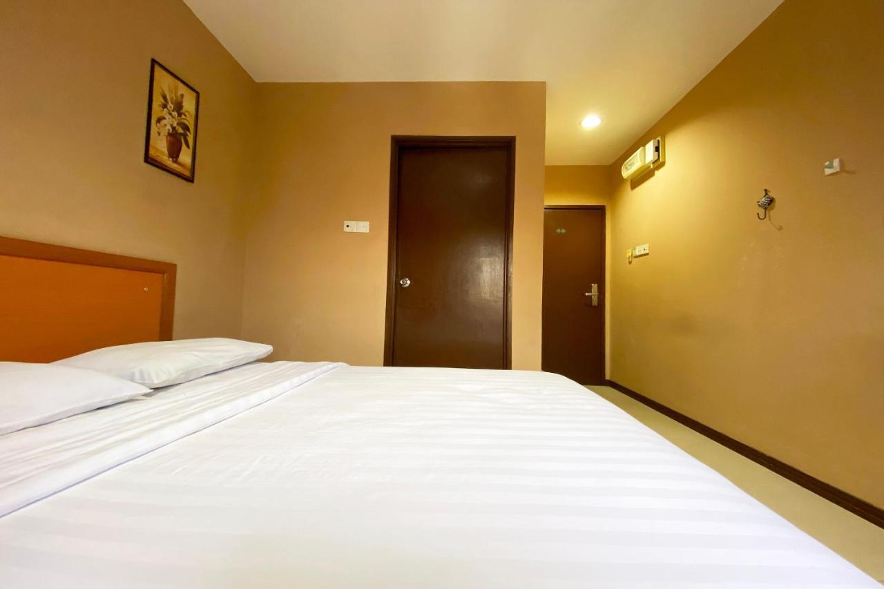 Oyo 90108 Hotel Kaya Кота-Кинабалу Экстерьер фото