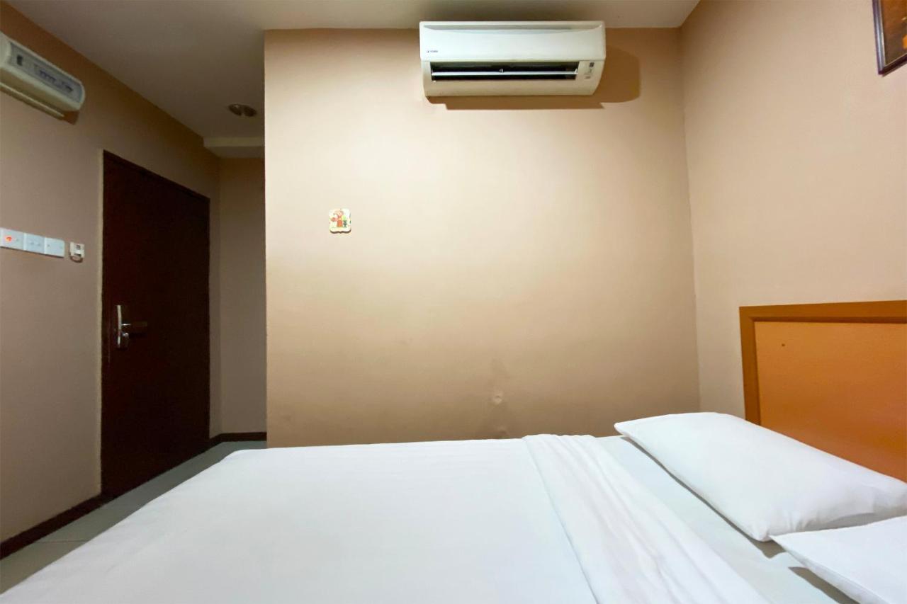 Oyo 90108 Hotel Kaya Кота-Кинабалу Экстерьер фото