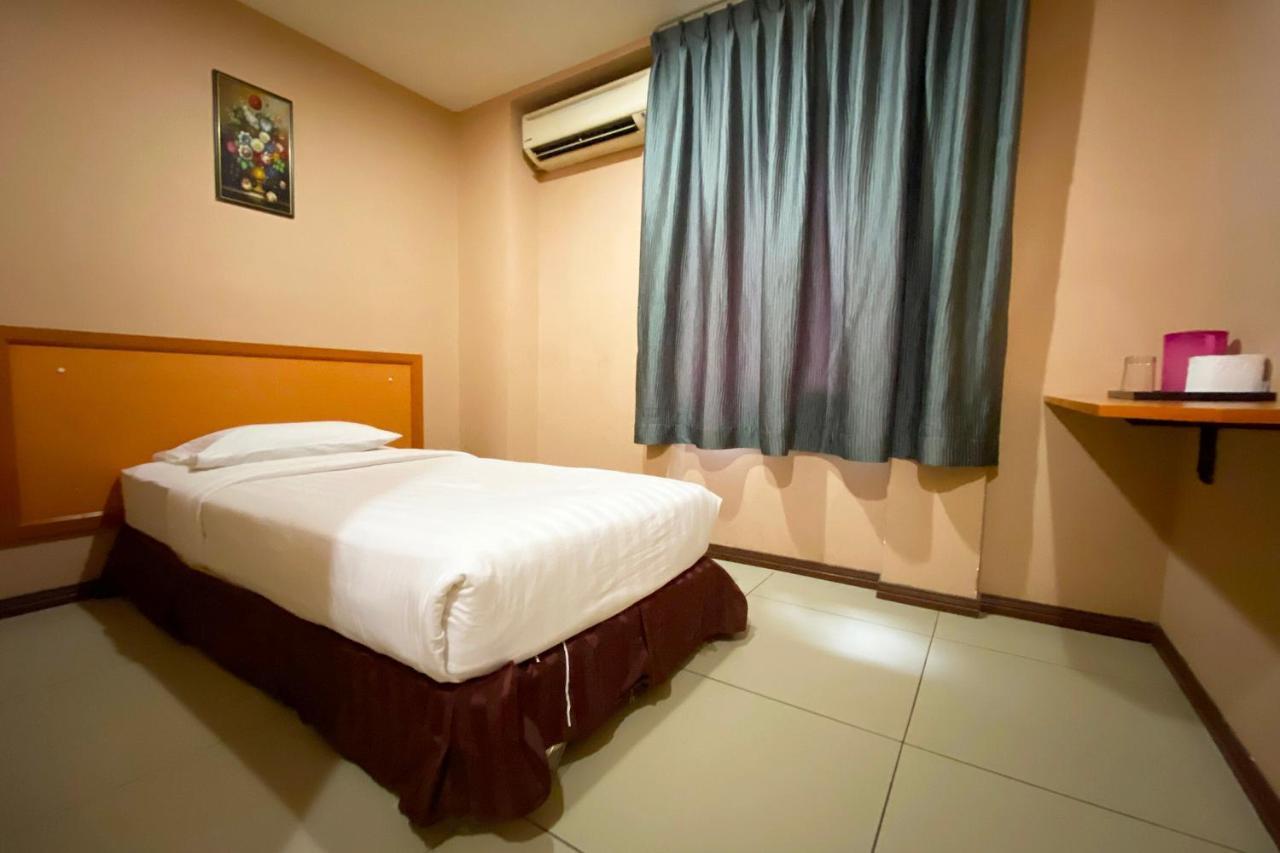 Oyo 90108 Hotel Kaya Кота-Кинабалу Экстерьер фото