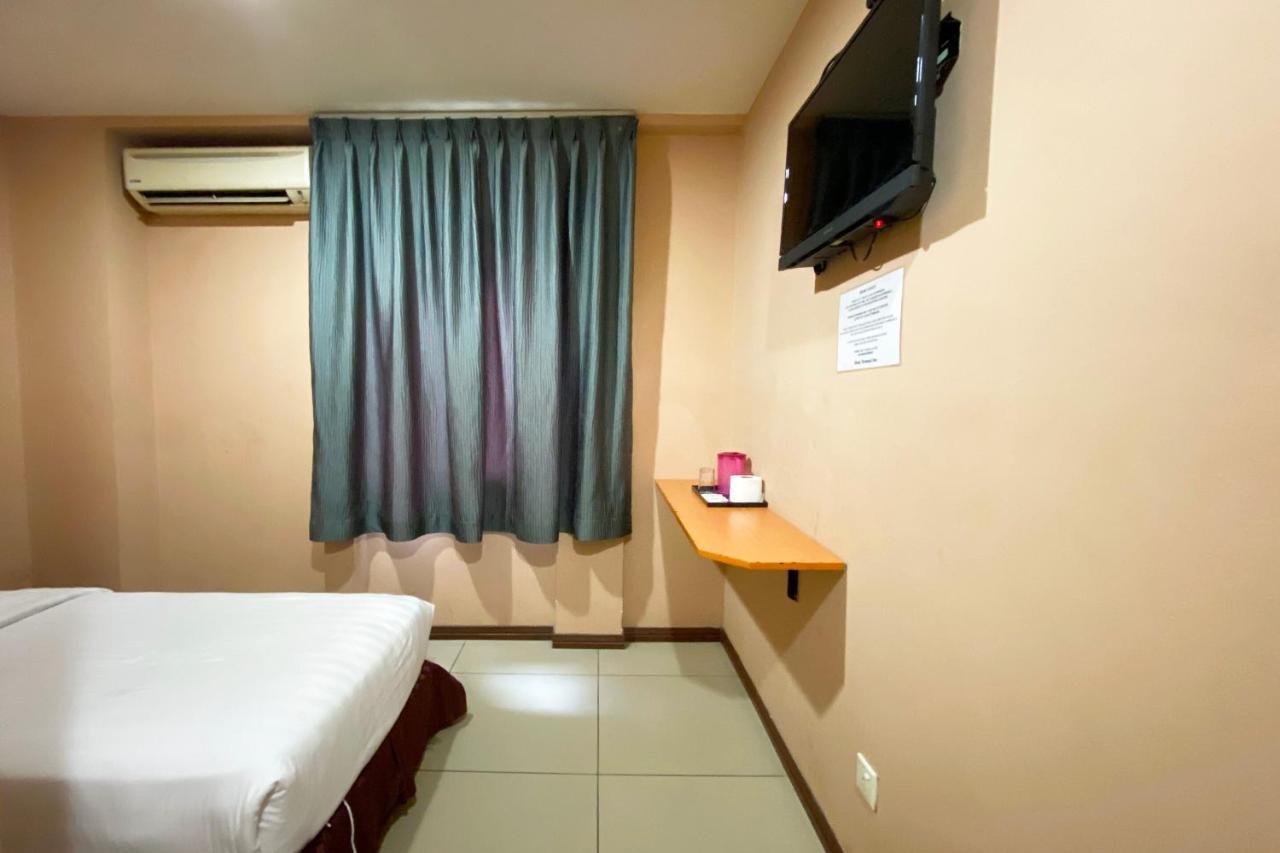 Oyo 90108 Hotel Kaya Кота-Кинабалу Экстерьер фото