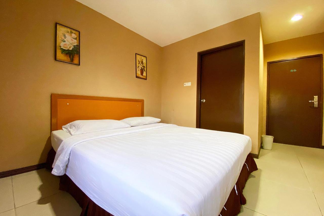 Oyo 90108 Hotel Kaya Кота-Кинабалу Экстерьер фото